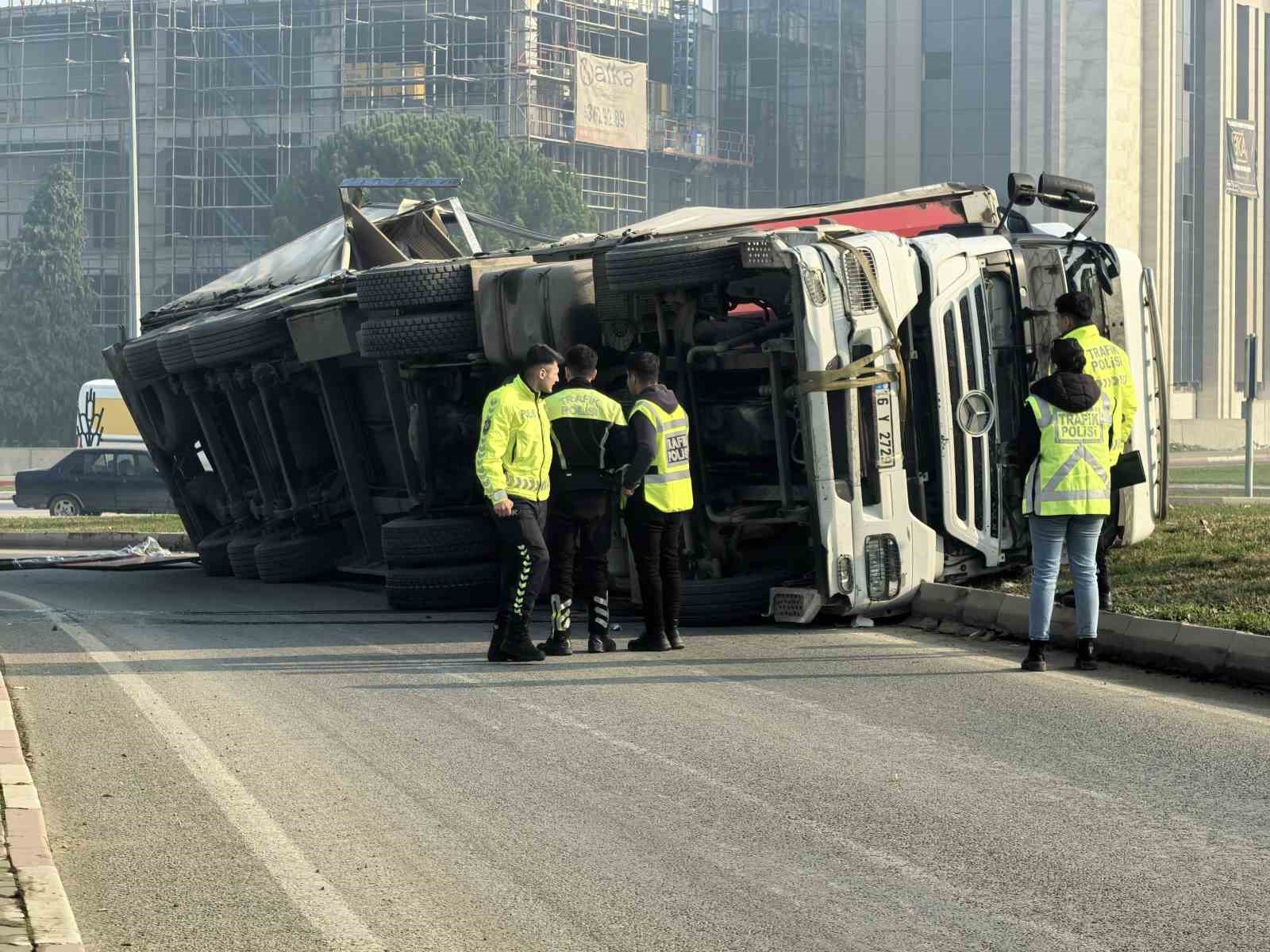 Sunta yüklü tır devrildi
