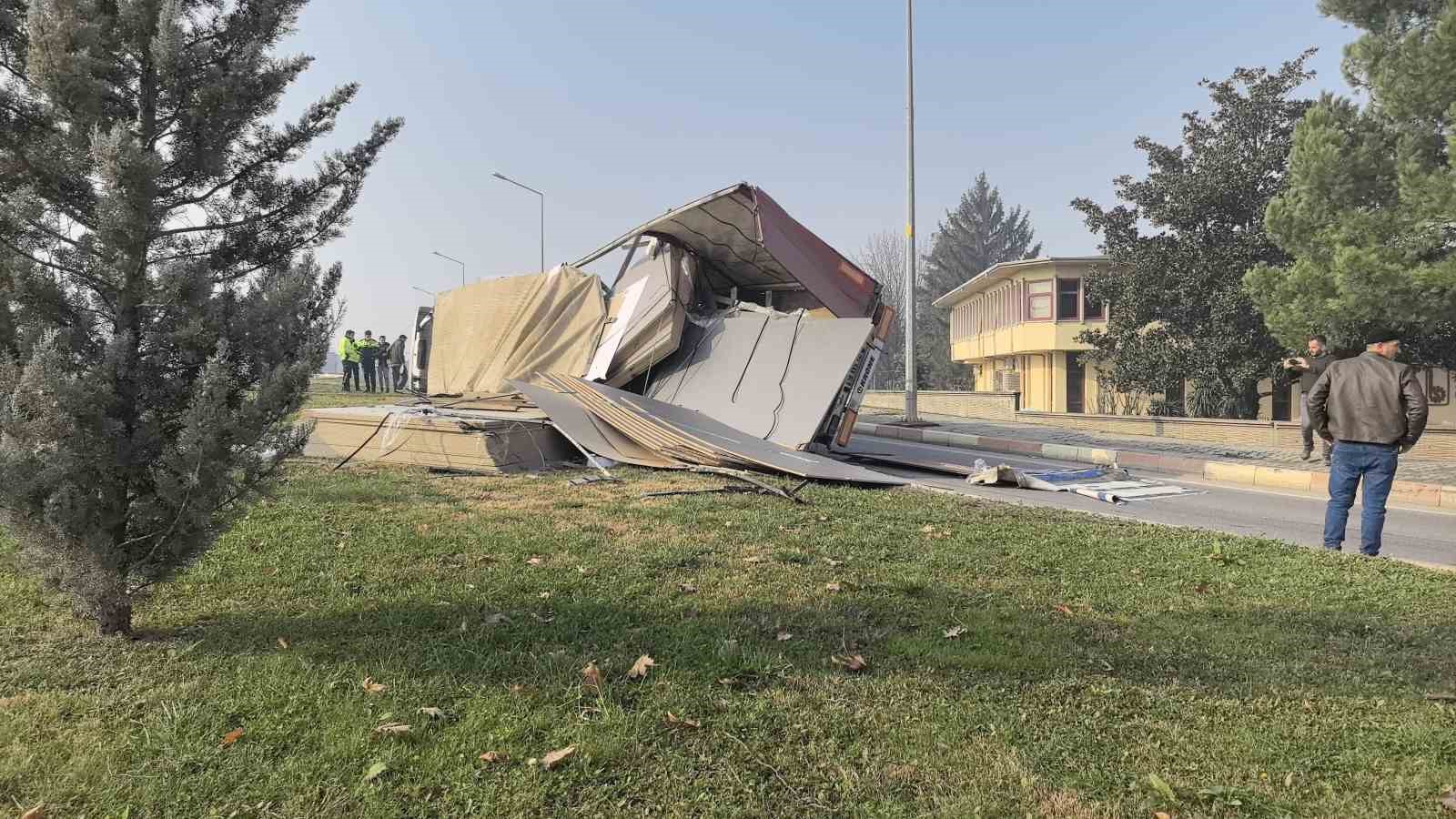 Sunta yüklü tır devrildi
