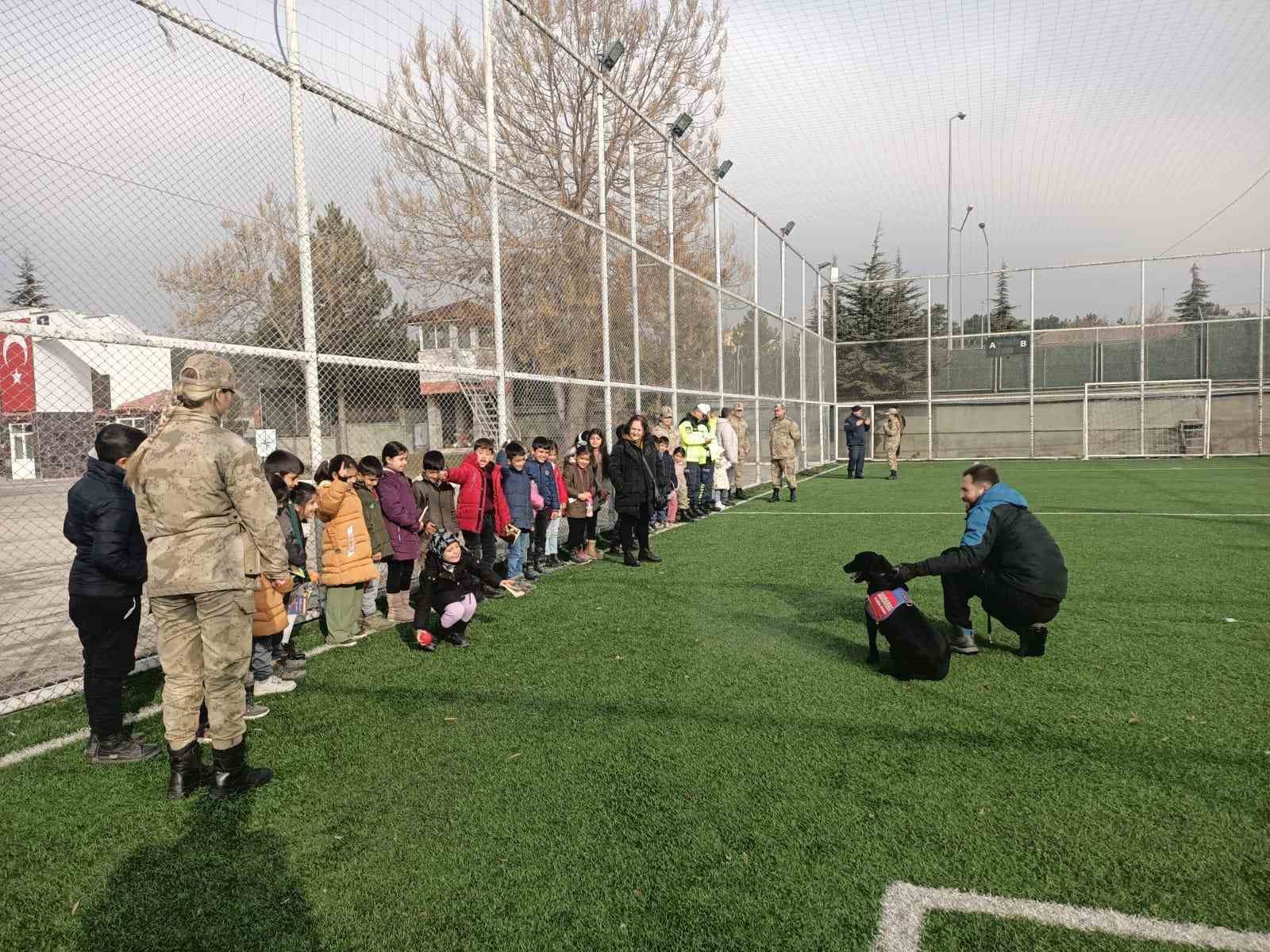 Minik öğrencilerden jandarmaya ziyaret
