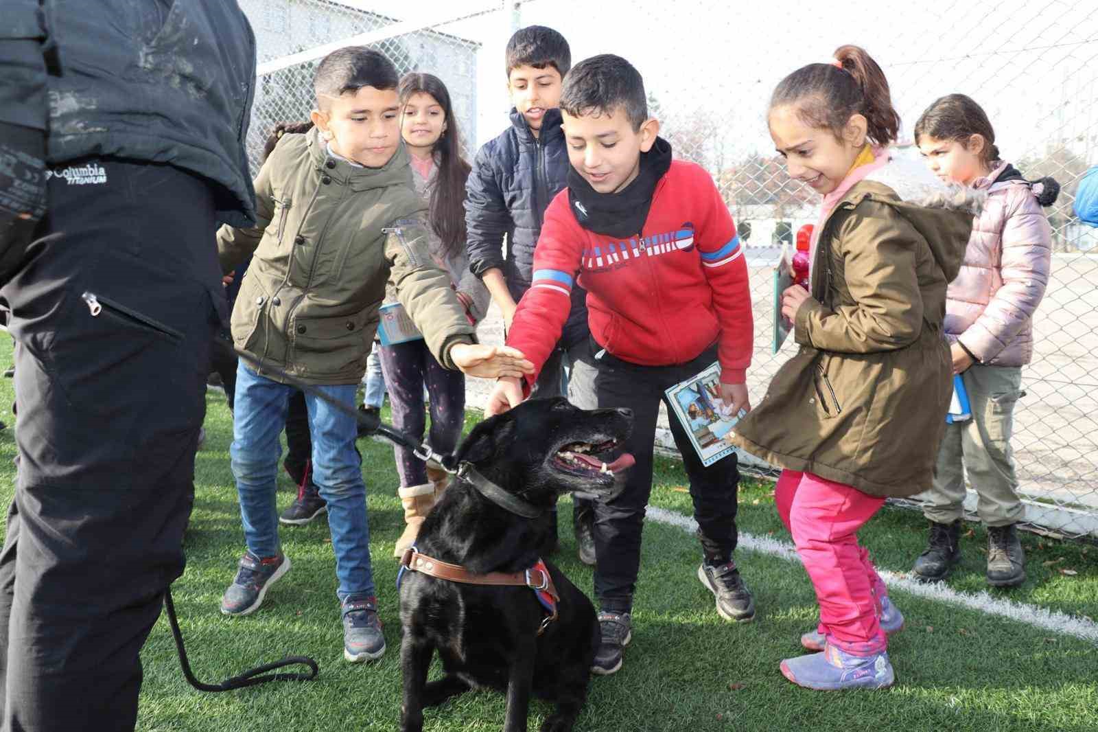 Minik öğrencilerden jandarmaya ziyaret
