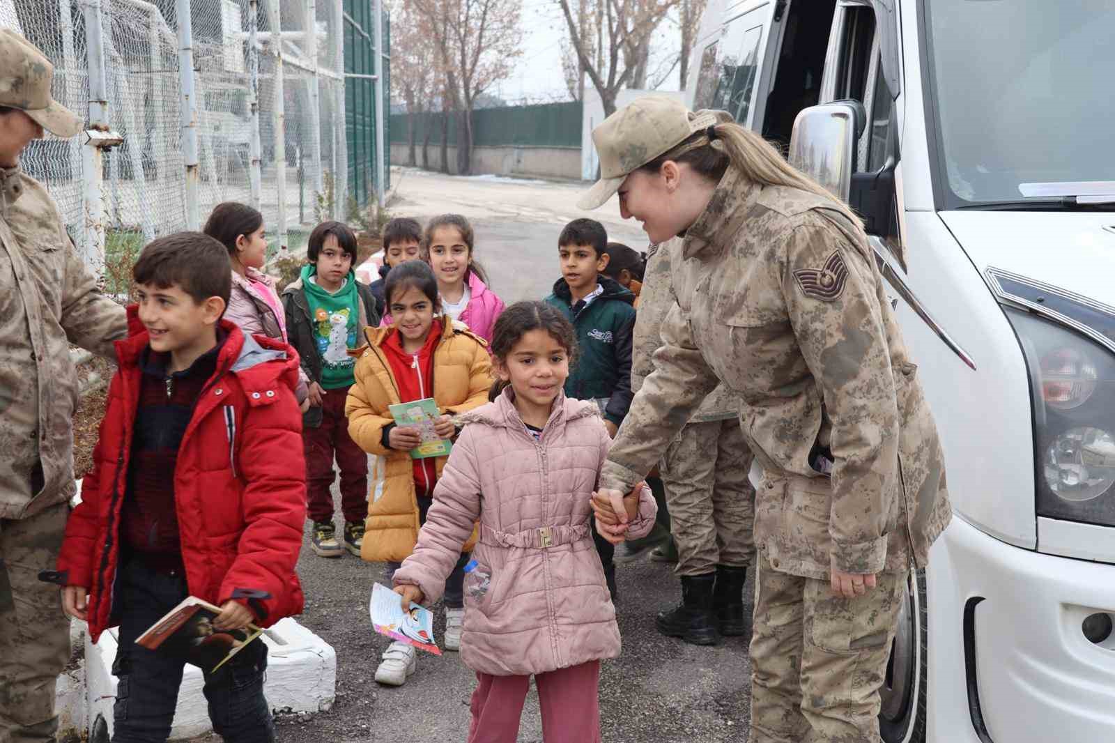 Minik öğrencilerden jandarmaya ziyaret
