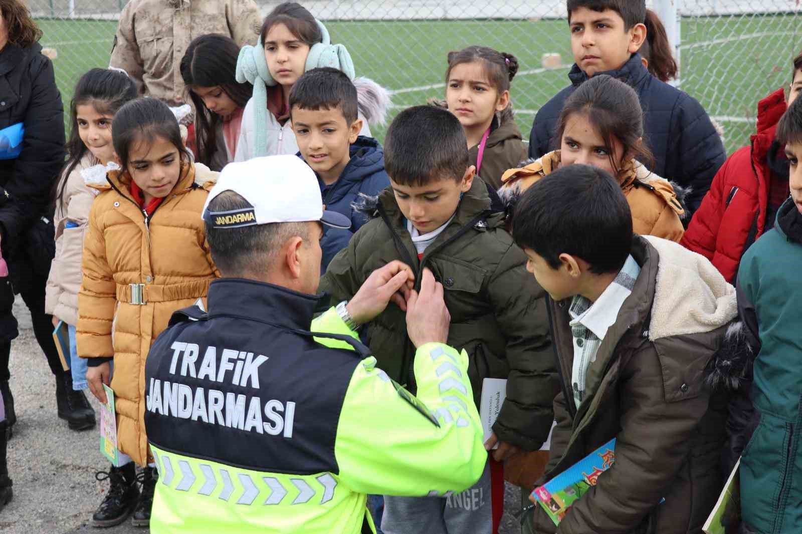 Minik öğrencilerden jandarmaya ziyaret
