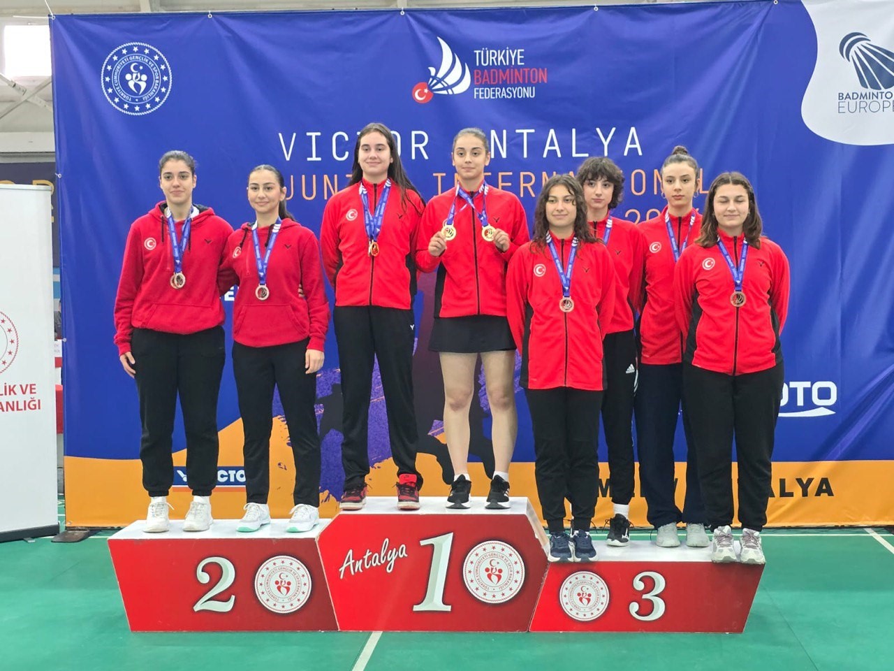 Erzincanlı genç badmintonculardan madalya yağmuru
