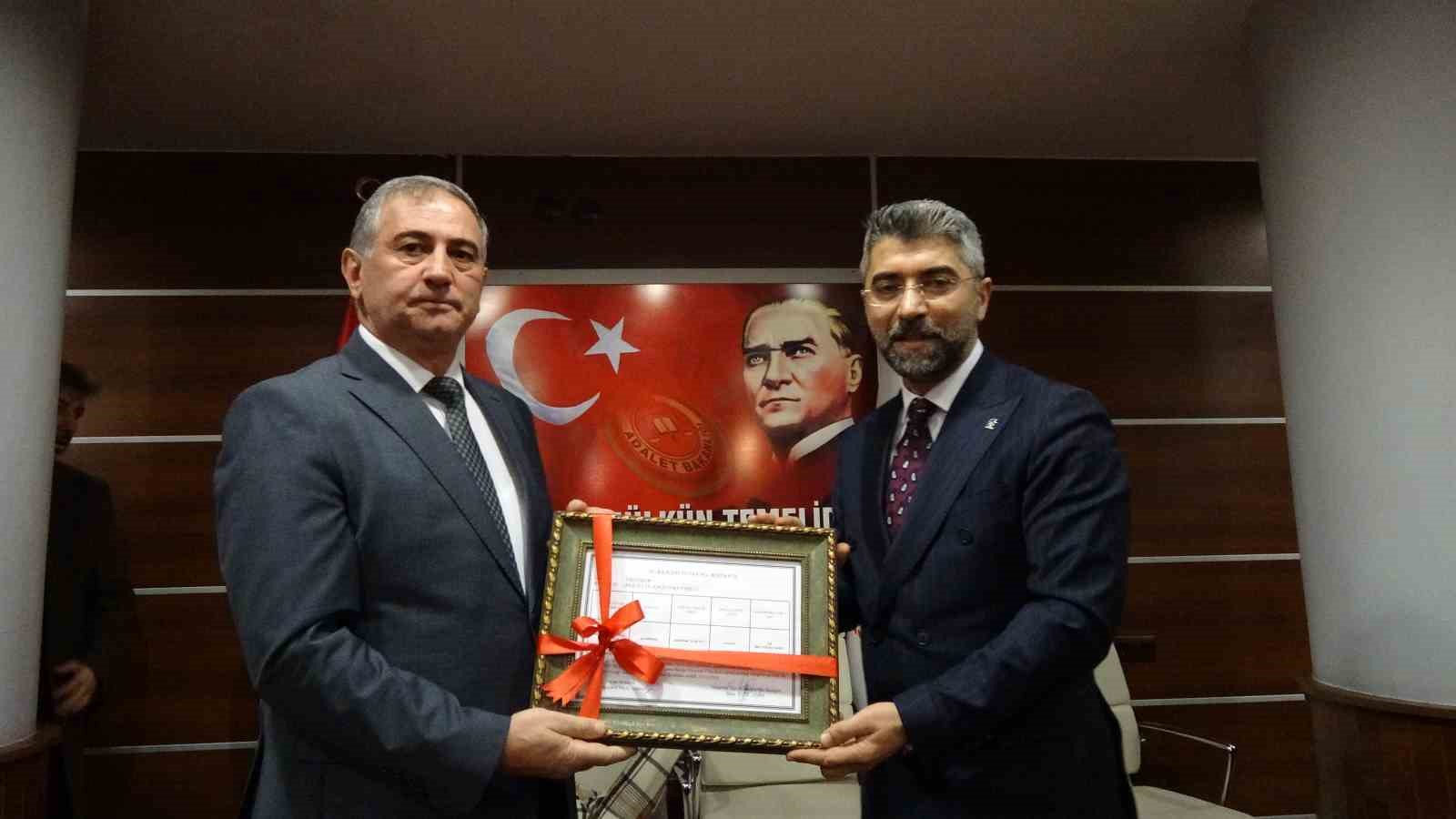 Başkan Küçükoğlu mazbatasını aldı
