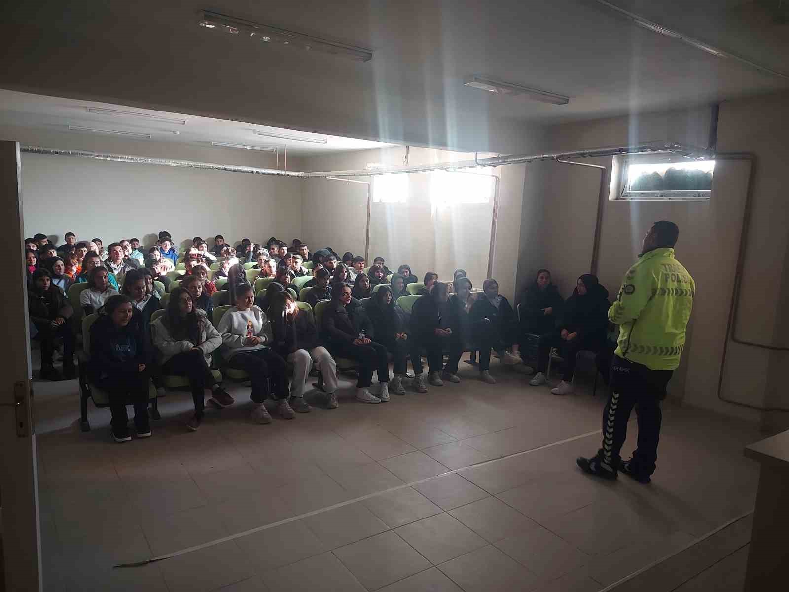 Selendili öğrencilere trafik eğitimi verildi
