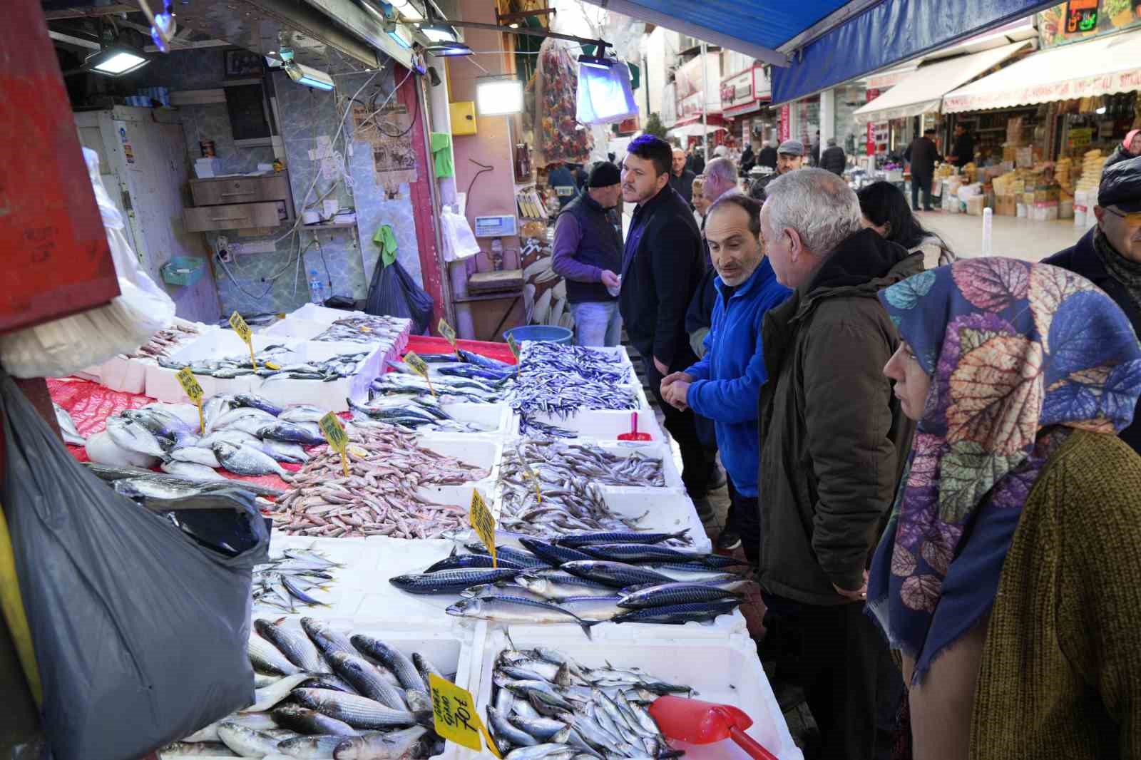 Karadeniz’in incisi hamsi, palamudun tacını geri aldı: Tezgahın gözdesi hamsi
