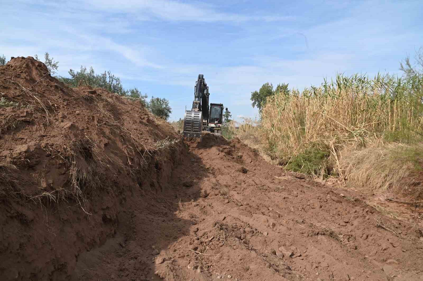 Taşkın riskine karşı dere yatakları temizleniyor
