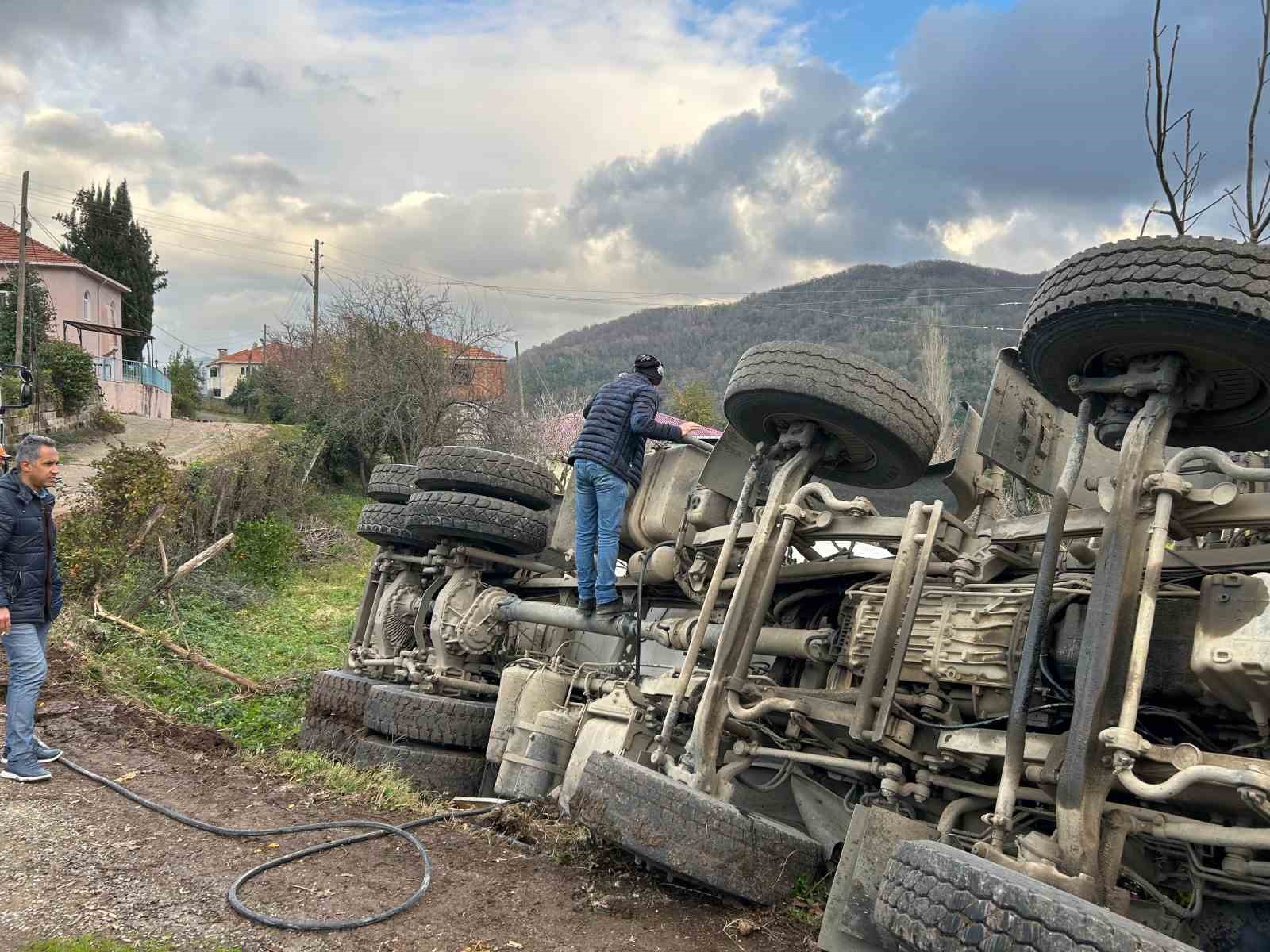 Beton mikseri devrildi, sürücü yara almadan kurtuldu
