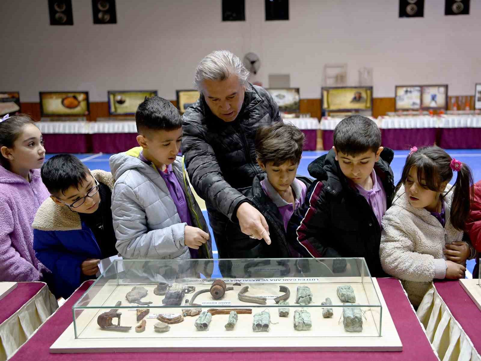 Kuşadası’nda ‘Çanakkale’den Anadolu’ya’ isimli gezici müzeye yoğun ilgi
