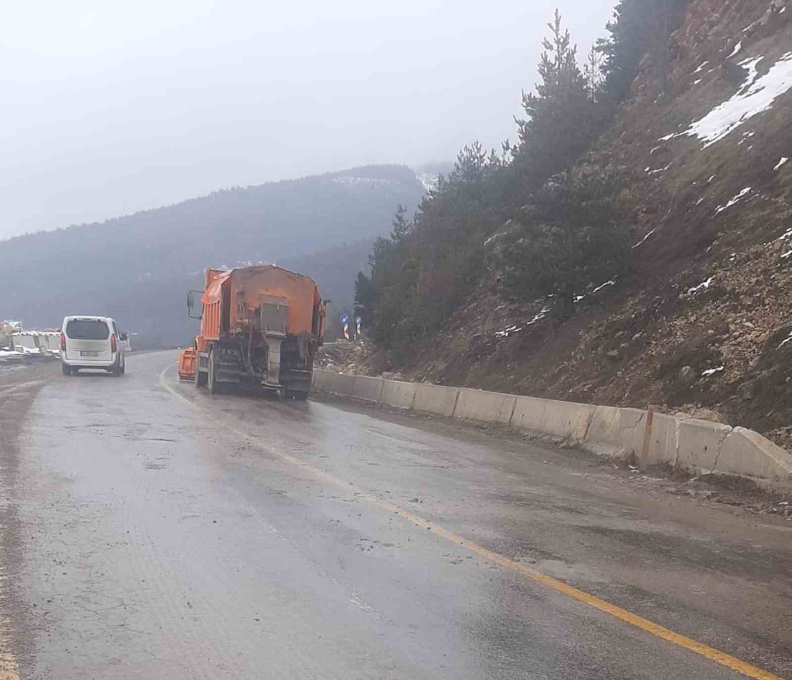 Dağdan kopan kaya yola düştü
