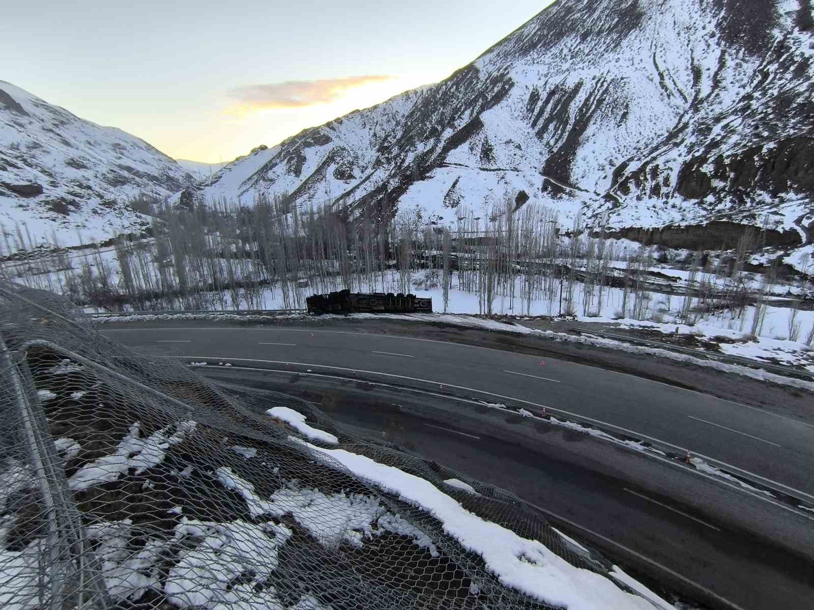 Erzurum-Artvin yolunda tır kazası
