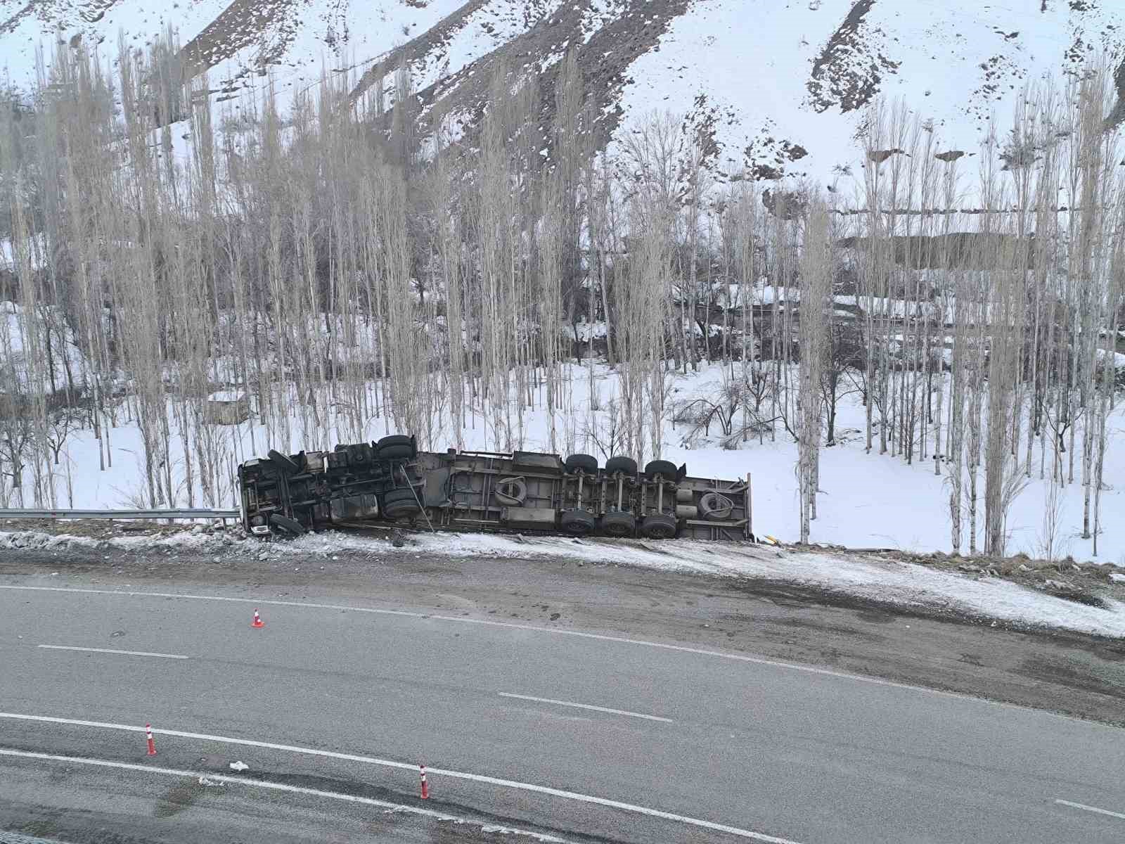 Erzurum-Artvin yolunda tır kazası
