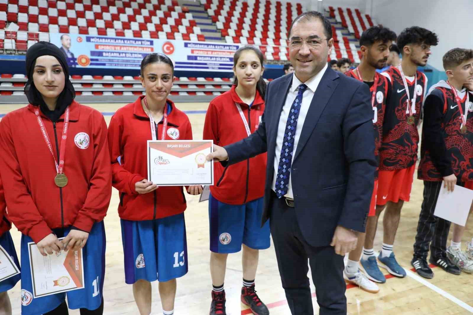 Ağrı’da gençler basketbol heyecanı sona erdi
