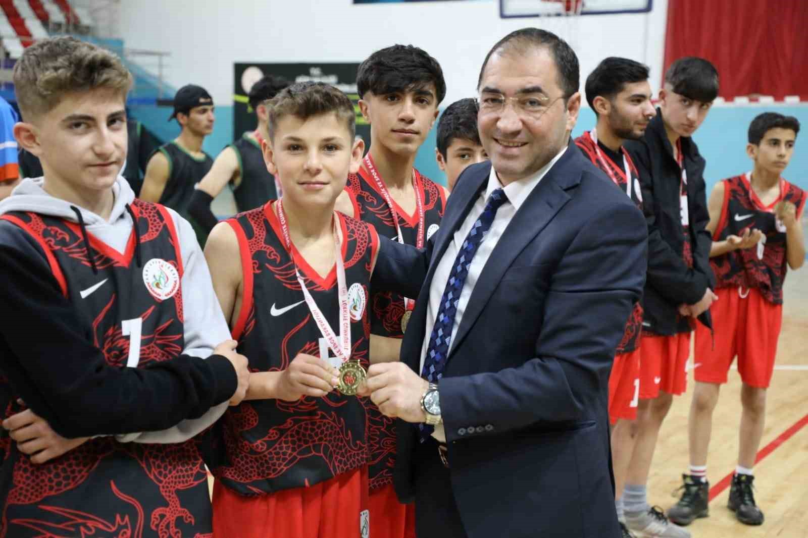 Ağrı’da gençler basketbol heyecanı sona erdi
