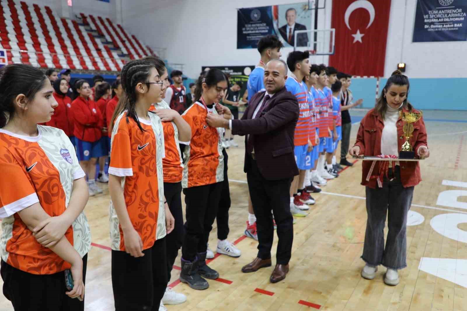 Ağrı’da gençler basketbol heyecanı sona erdi
