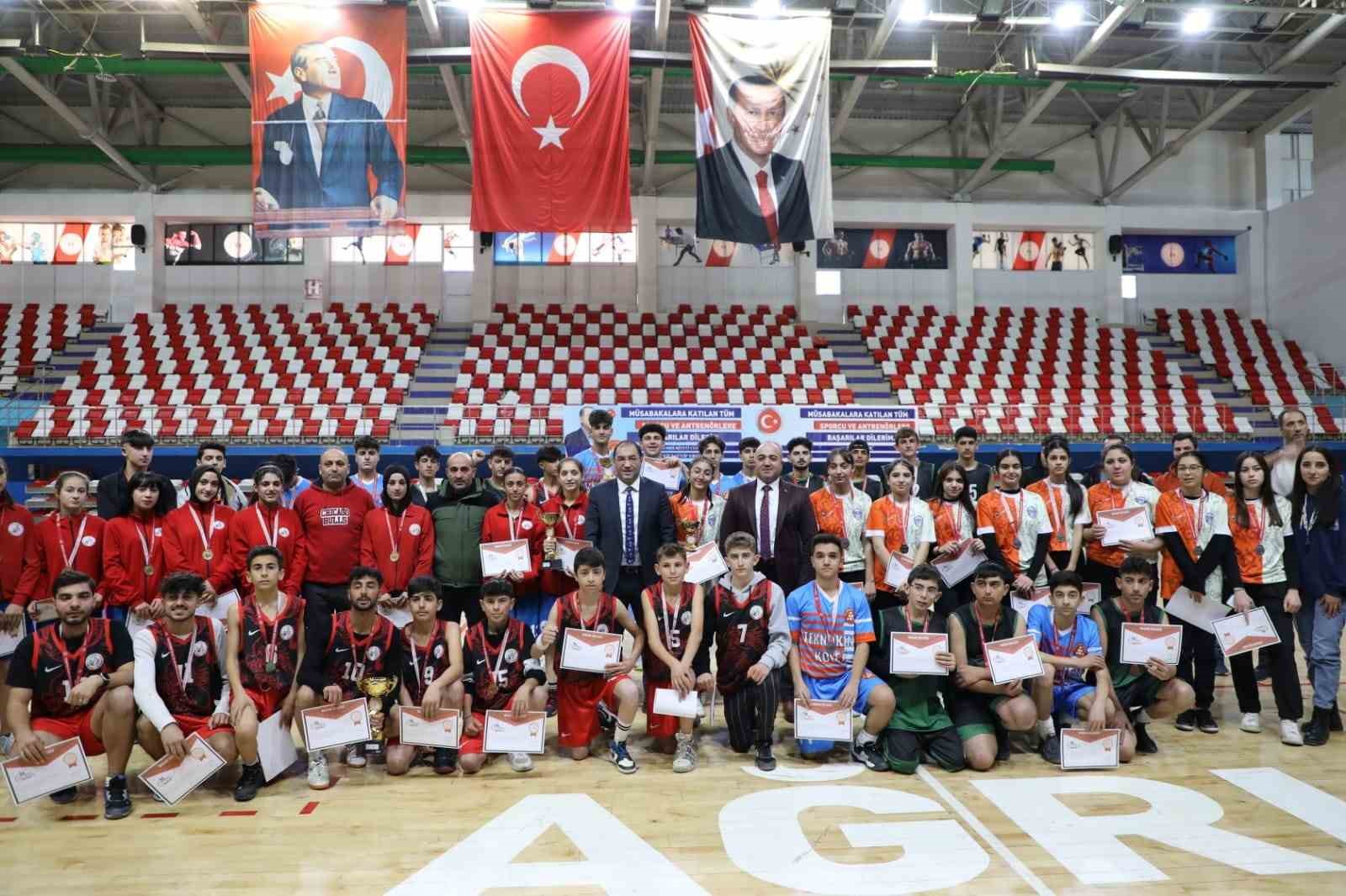 Ağrı’da gençler basketbol heyecanı sona erdi
