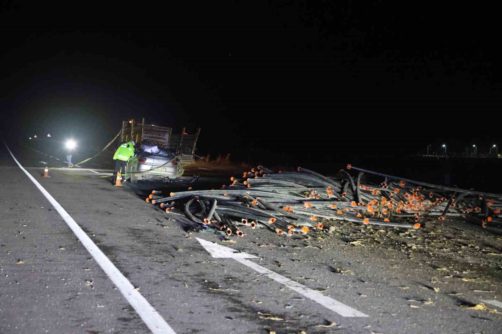 Otomobil traktör römorkuna ok gibi saplandı, sürücü öldü
