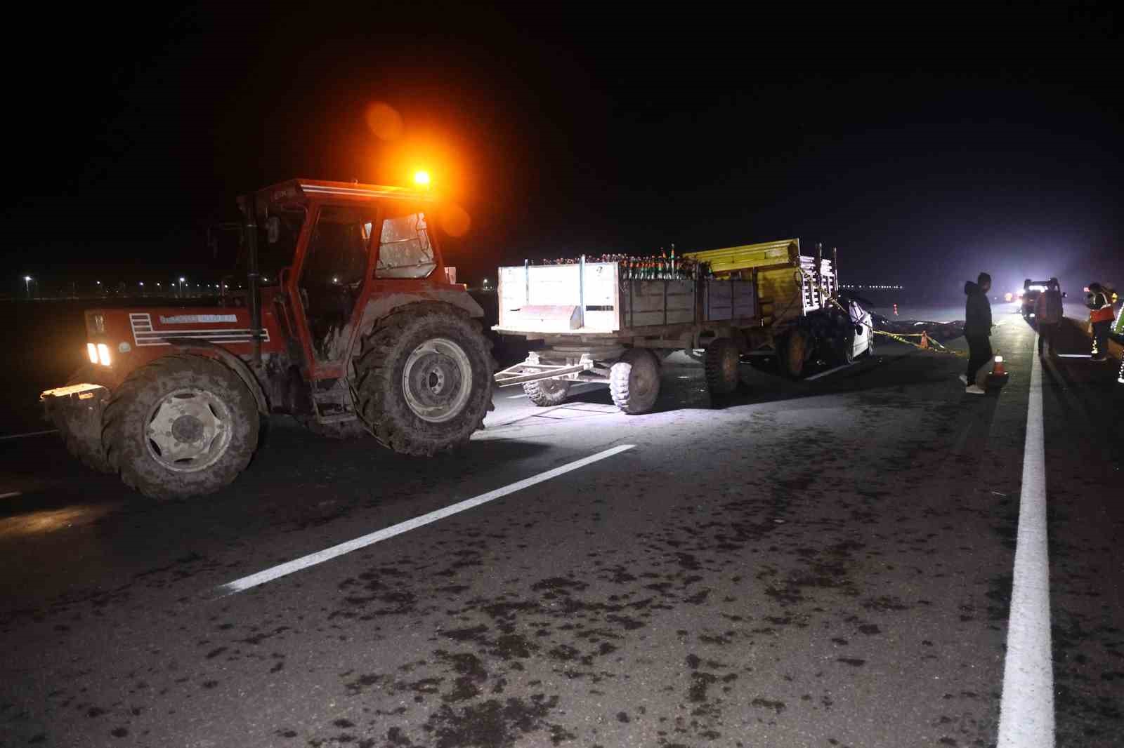 Otomobil traktör römorkuna ok gibi saplandı, sürücü öldü
