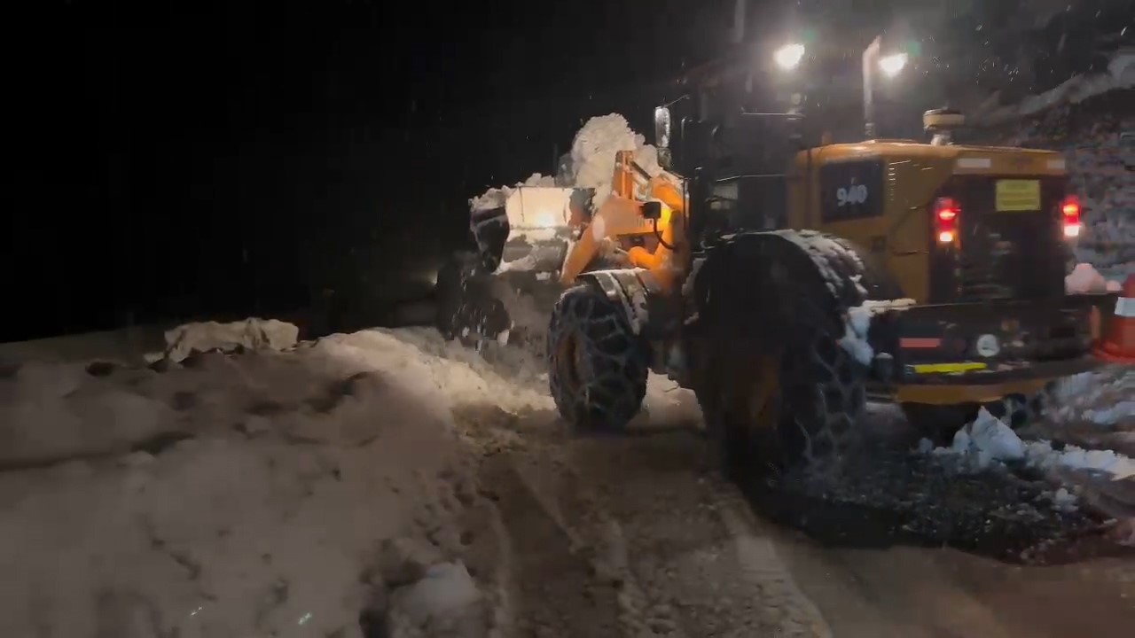 Ayder Yaylası yoluna çığ düştü, trafik 1 saat aksadı
