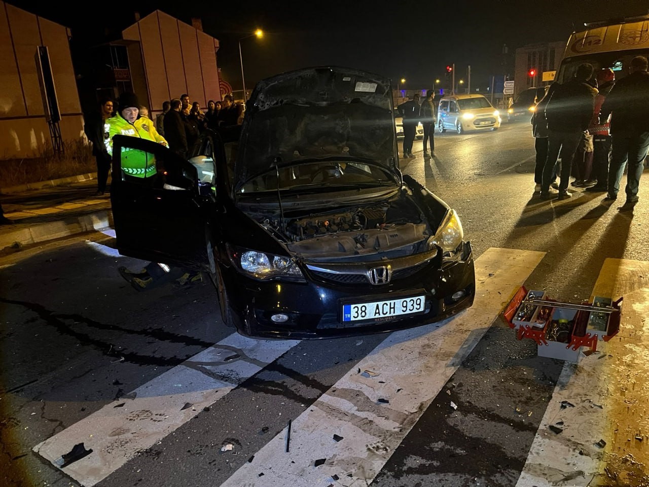 Sakarya’da kavşakta iki otomobil çarpıştı, biri takla attı: 1’i ağır 4 yaralı
