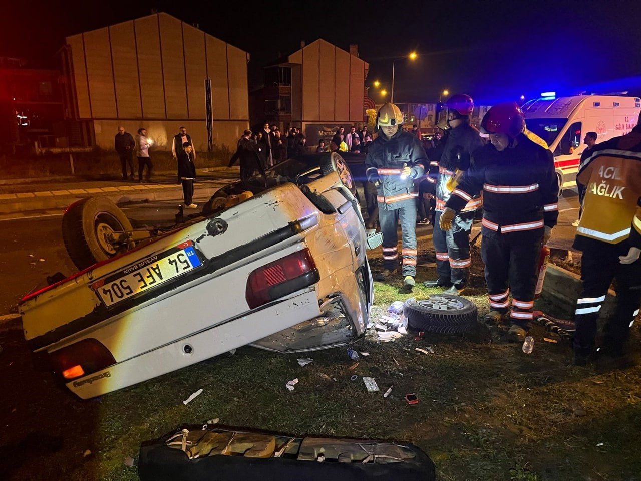 Sakarya’da kavşakta iki otomobil çarpıştı, biri takla attı: 1’i ağır 4 yaralı
