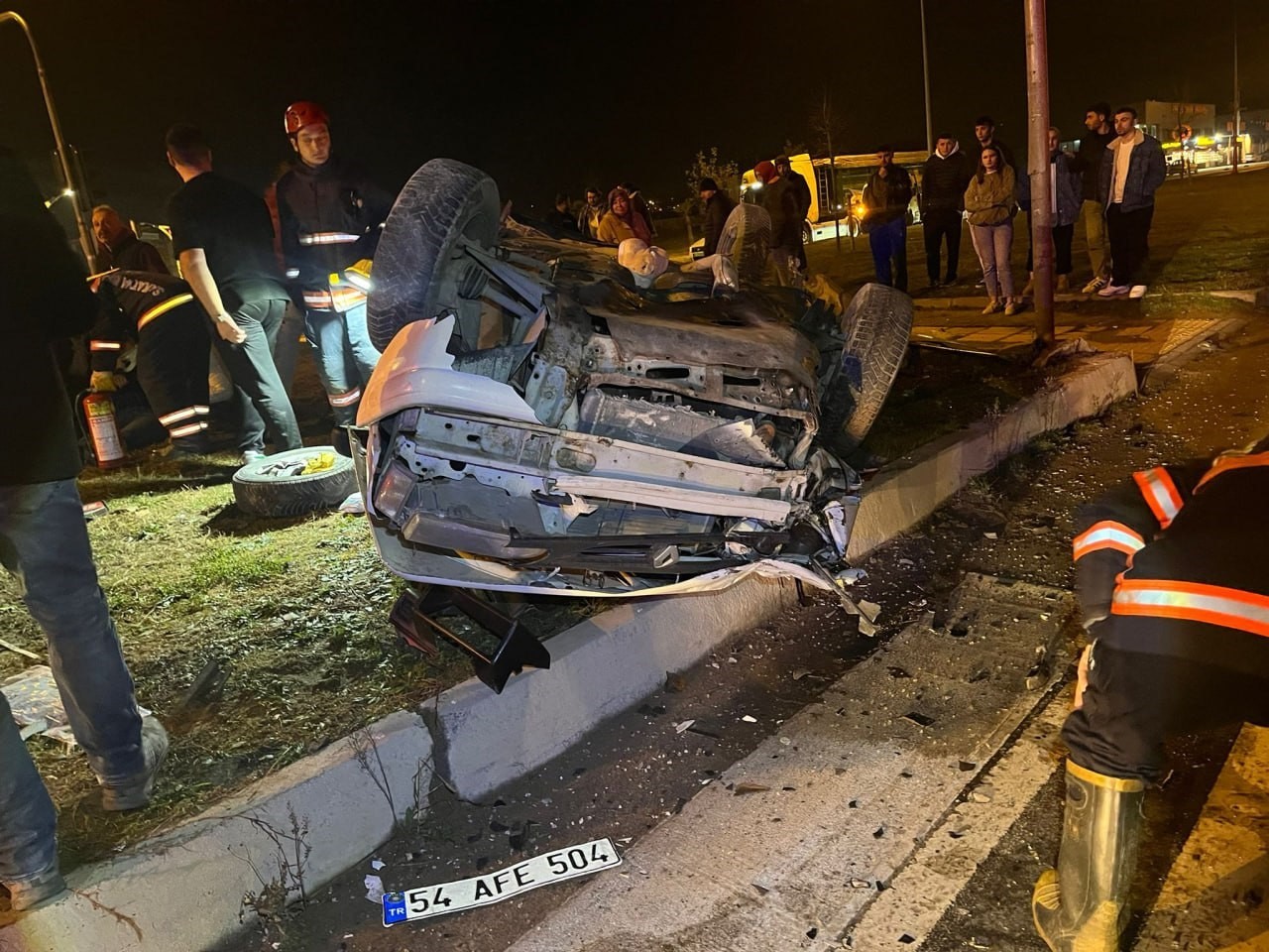 Sakarya’da kavşakta iki otomobil çarpıştı, biri takla attı: 1’i ağır 4 yaralı
