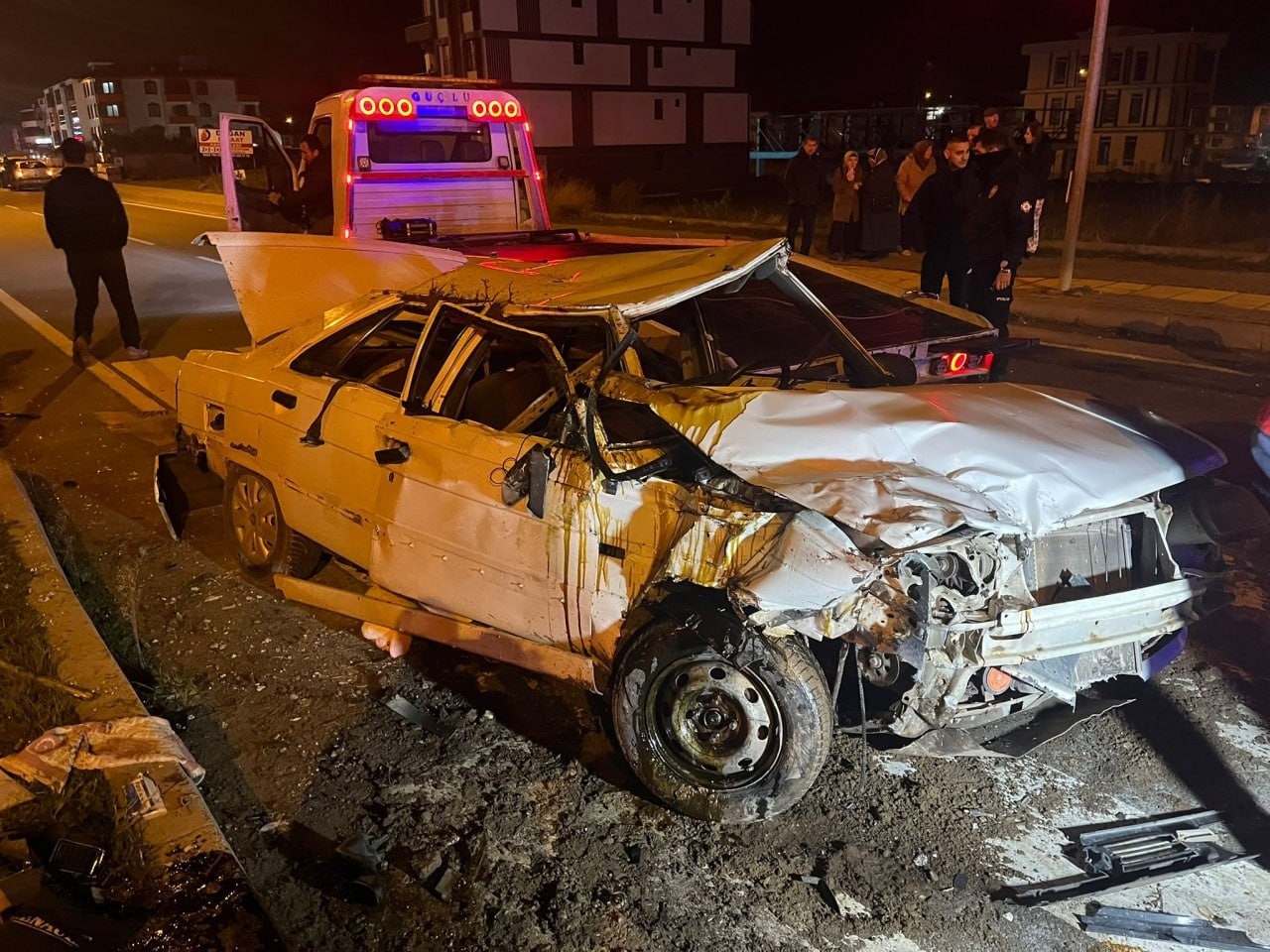 Sakarya’da kavşakta iki otomobil çarpıştı, biri takla attı: 1’i ağır 4 yaralı
