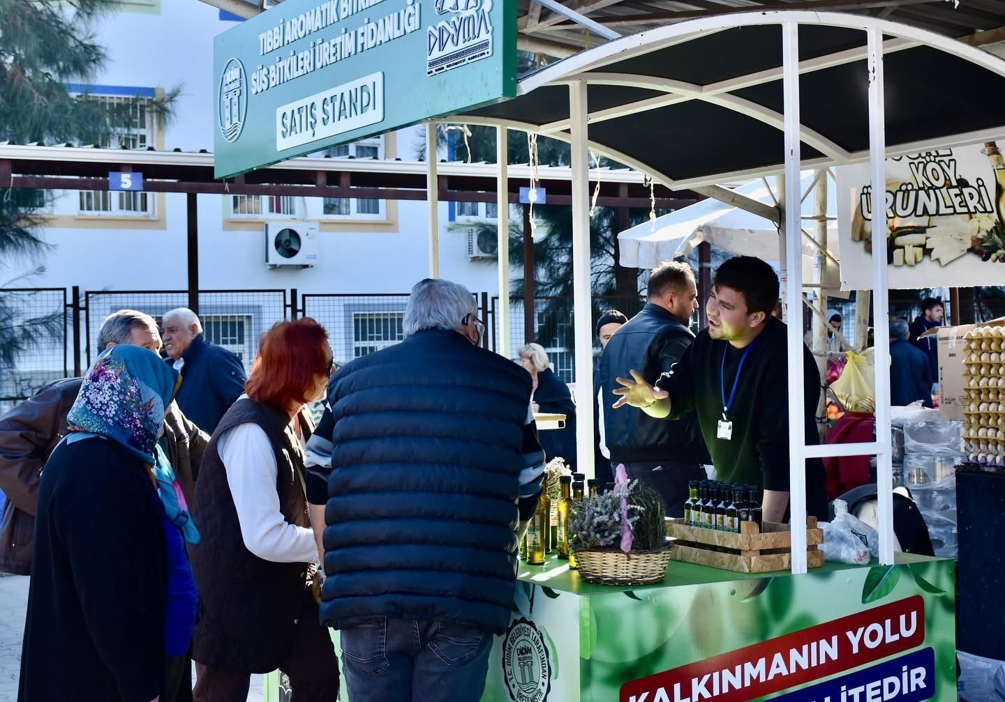 Didim Belediyesi’nin ürünleri semt pazarında vatandaşlarla buluşuyor
