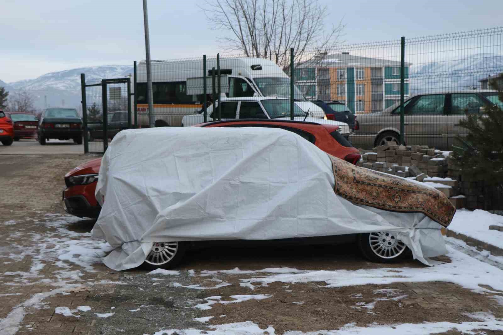 Erzincan’da araçlar soğuktan halı ve battaniyelerle korunuyor
