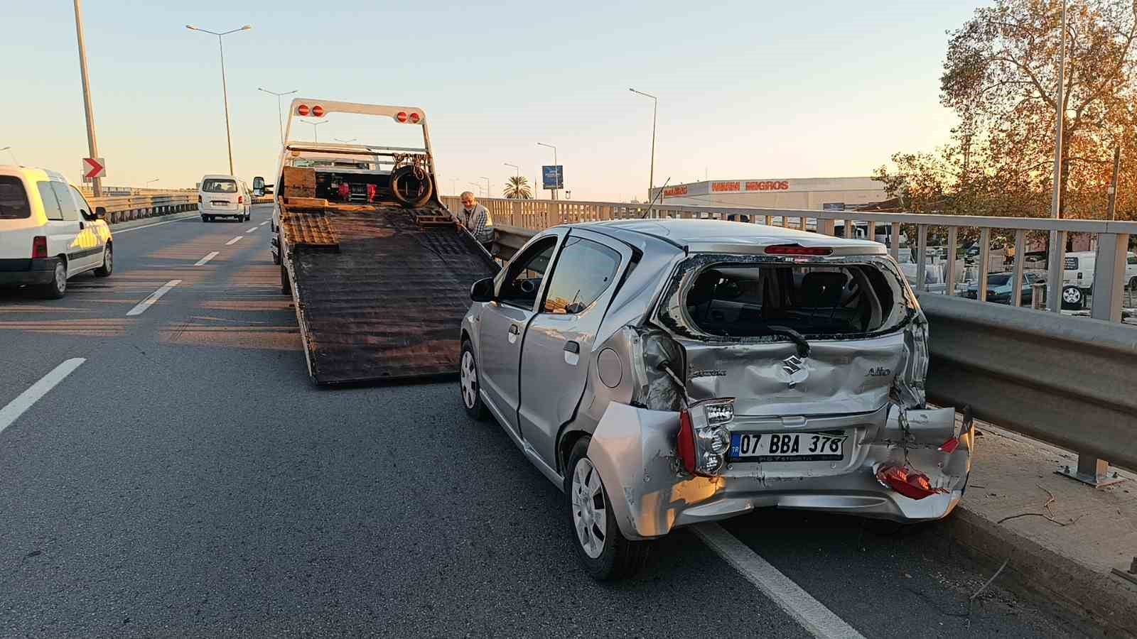 Beton mikseri otomobile arkadan çarptı: 2 yaralı
