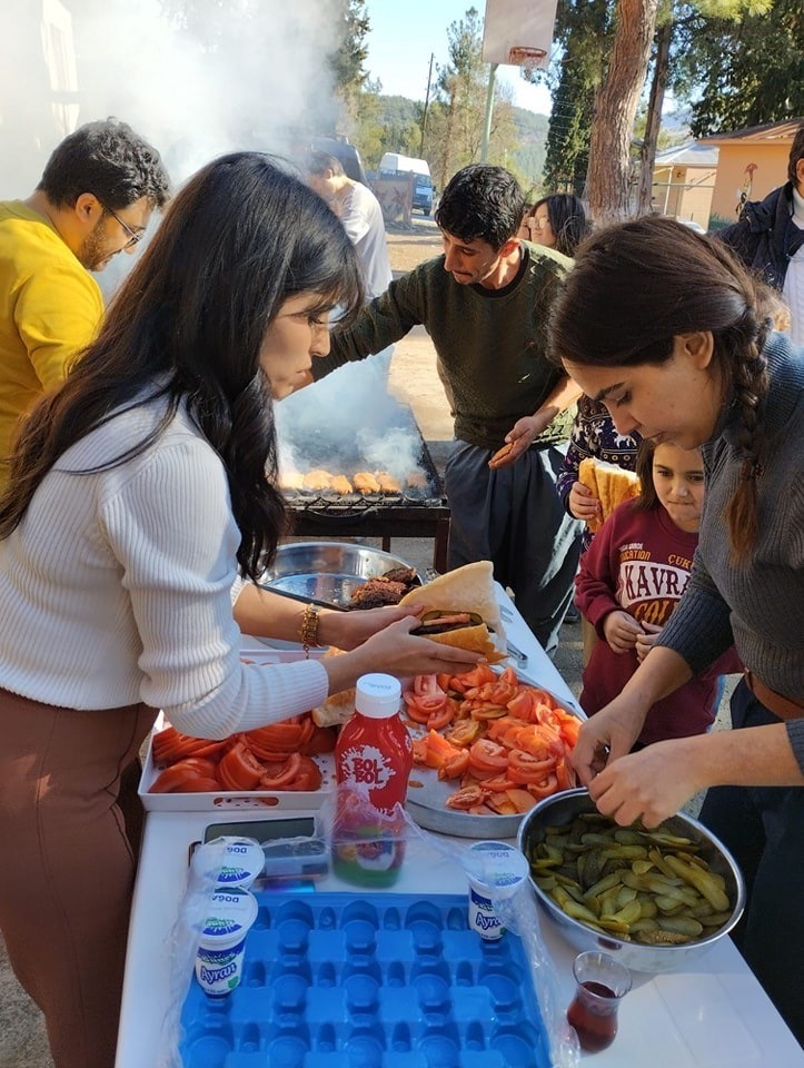 Çobandan öğrencilere sucuk ekmek ikramı
