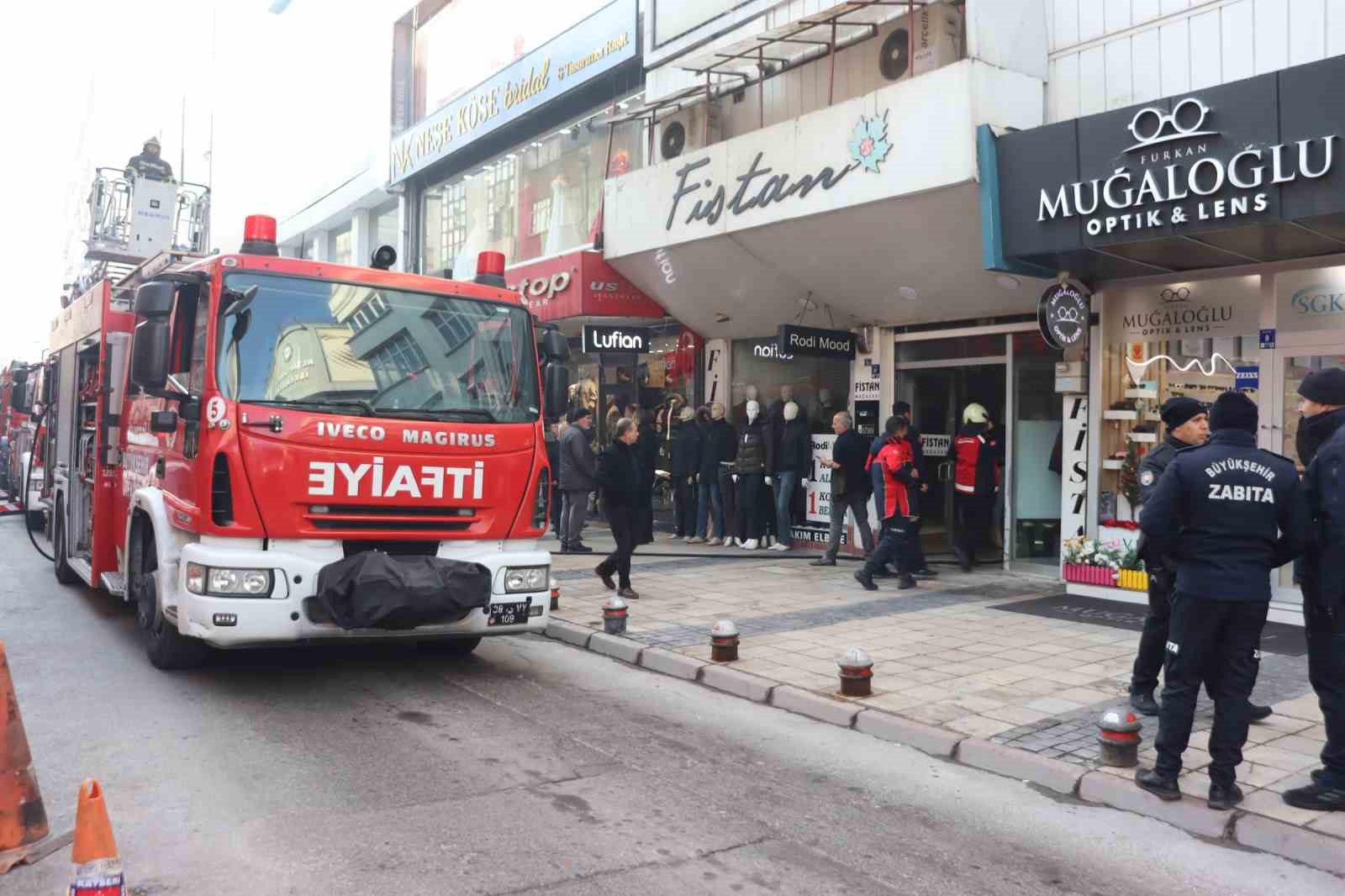 Giyim mağazasında çıkan yangın paniğe neden oldu
