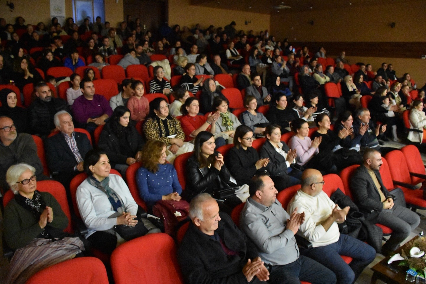 Germencik’te sahnelenen tiyatro, izleyicilerden tam not aldı
