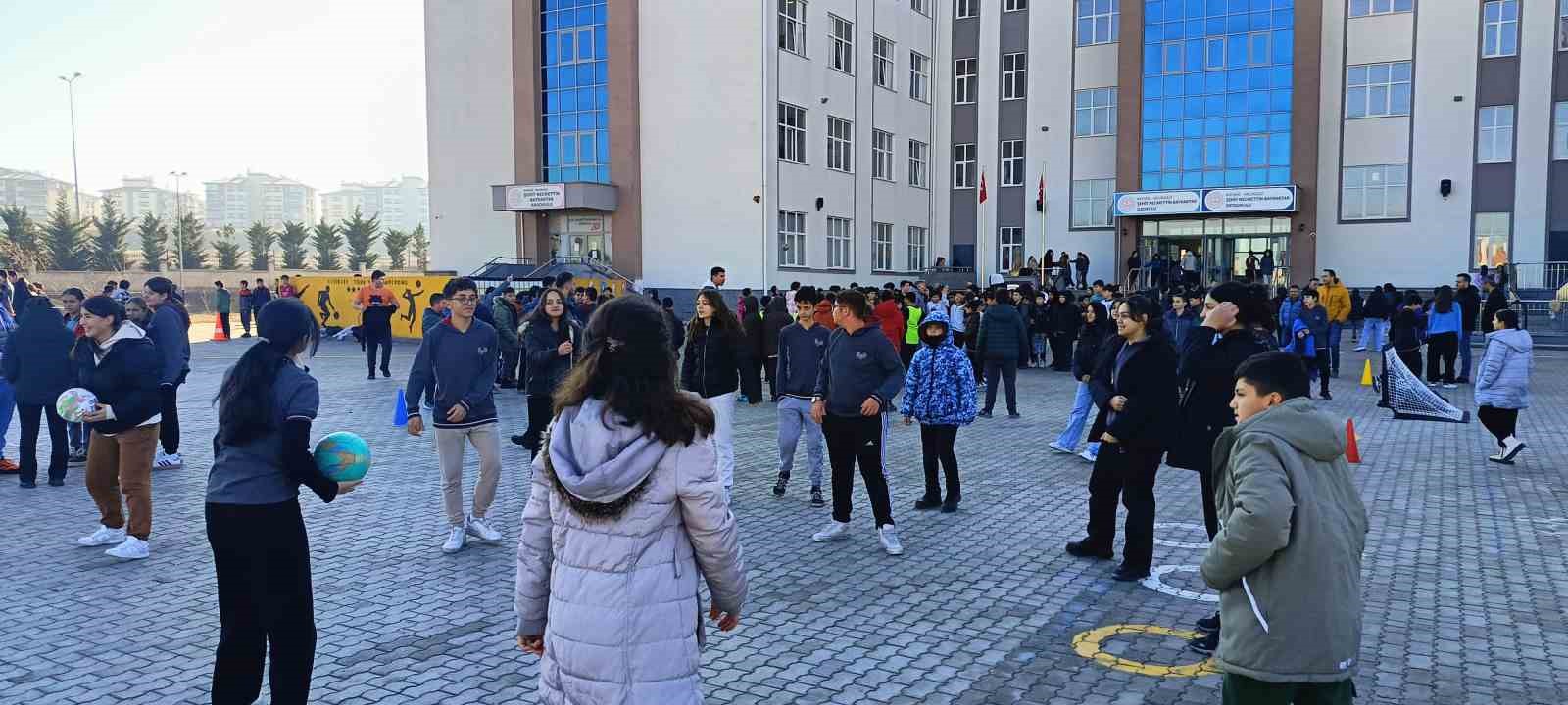 ERÜ’den ‘Sporsuz Yaşam Susuz Hayata Benzer” etkinliği
