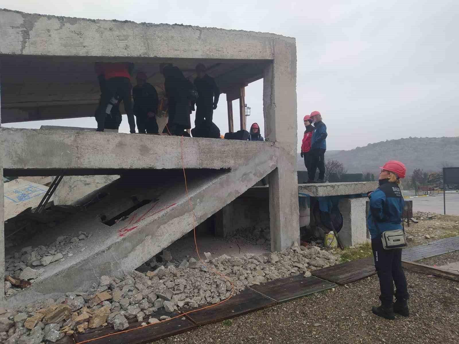 Balıkesir itfaiyesi eğitimlerle güçleniyor
