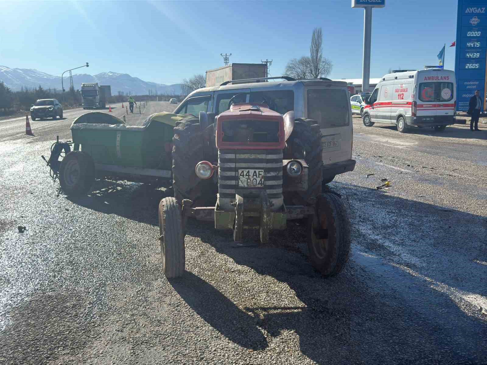 Malatya’da traktör ile hafif ticari araç çarpıştı: 1 yaralı
