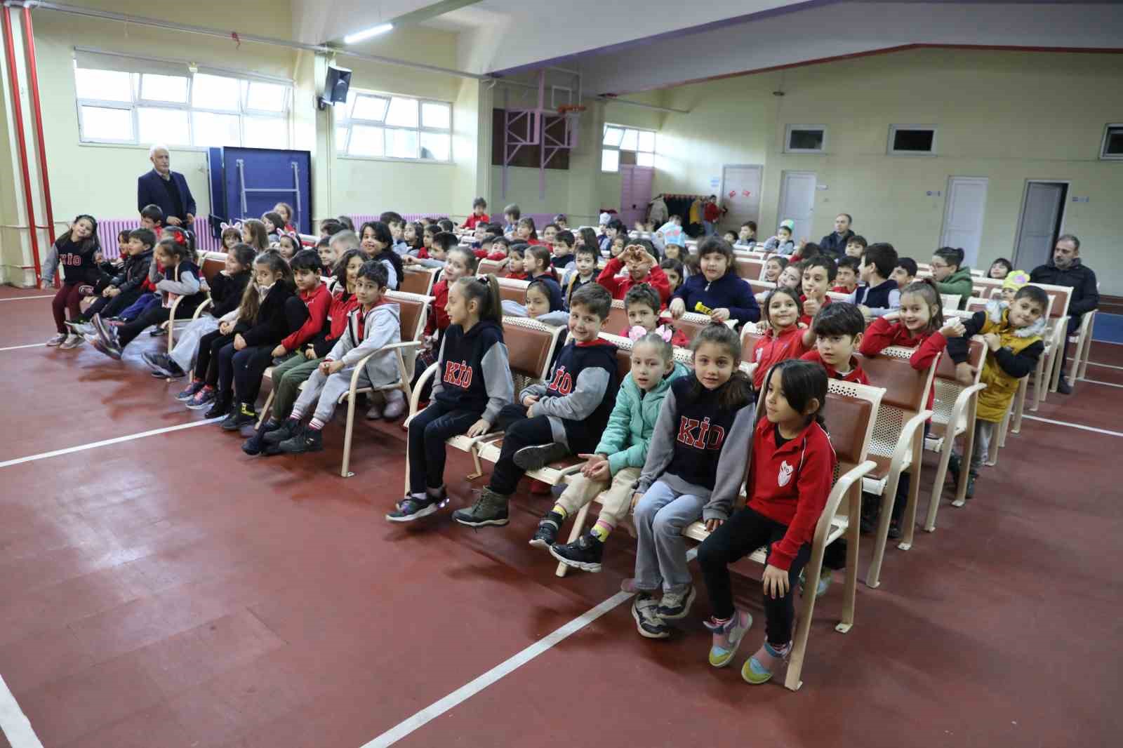 Tiyatro gösterisi ile öğrencilere çevre bilinci aşılanıyor
