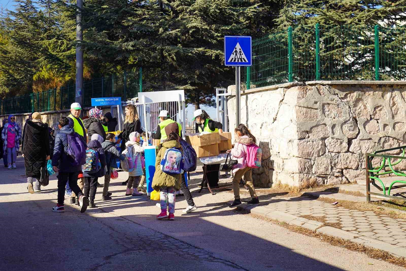 Tepebaşı’ndan ilkokul öğrencilerine beslenme desteği devam ediyor
