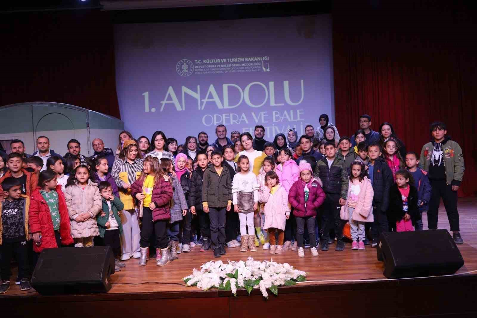 Depremzede çocukların yüzü çocuk oyunu etkinliğiyle güldü
