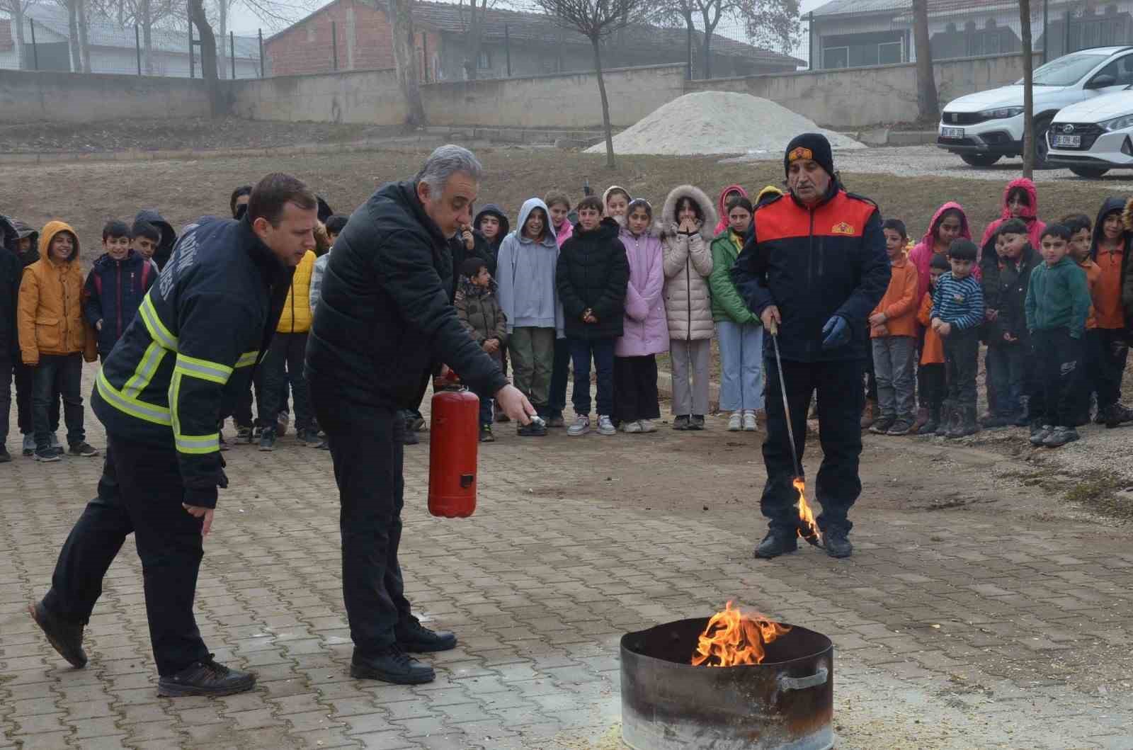 Bozüyük’te ilk ve ortaokul öğrencilerine yangın eğitimi
