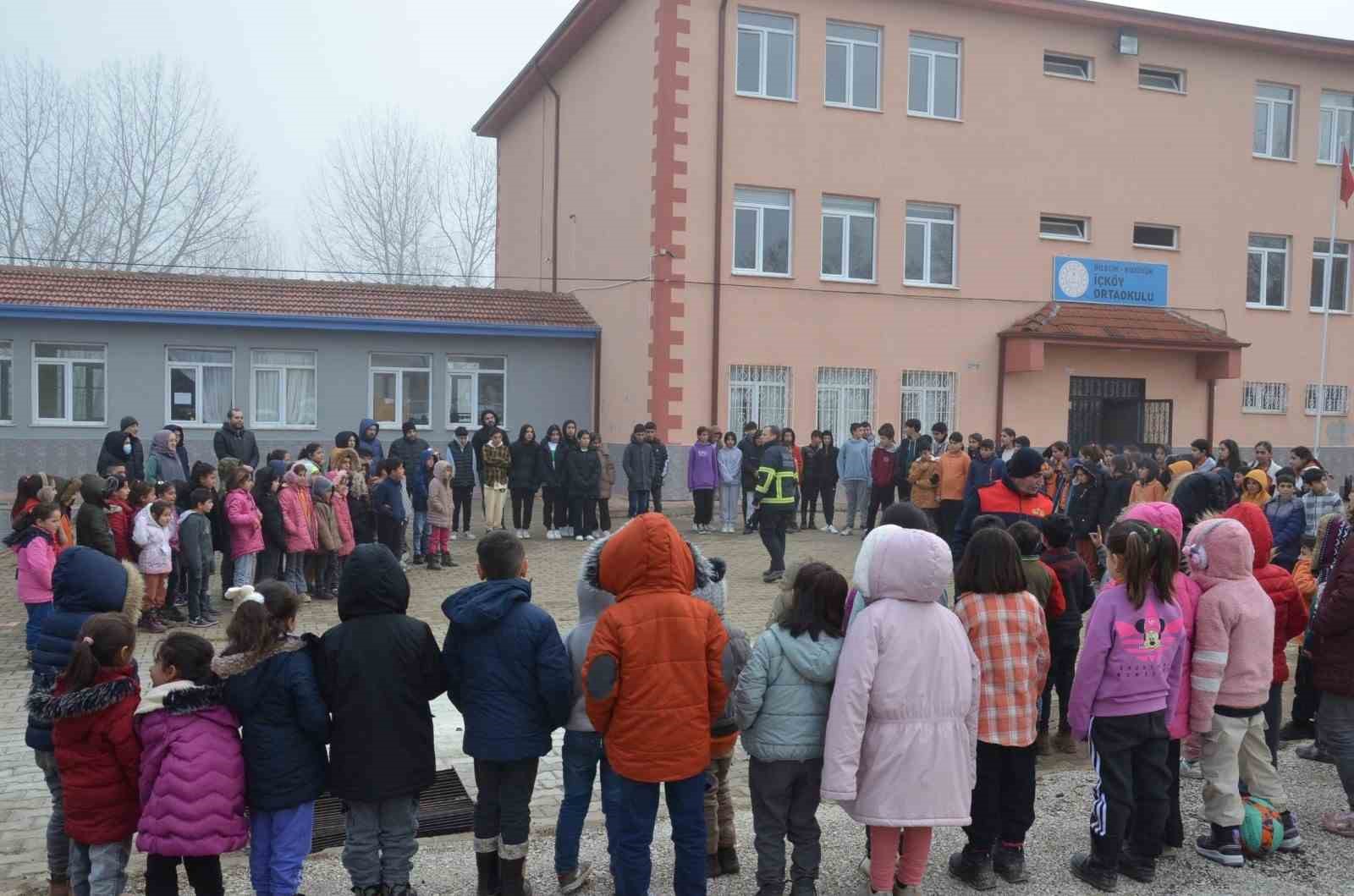 Bozüyük’te ilk ve ortaokul öğrencilerine yangın eğitimi
