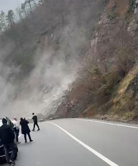 Artvin’deki heyelan anı kameraya yansıdı
