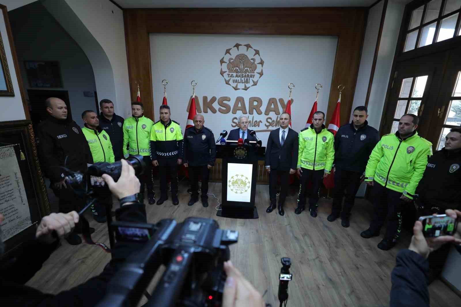 Alkollü sürücünün valiye şikayet etmekle tehdit ettiği polislere Vali’den başarı belgesi
