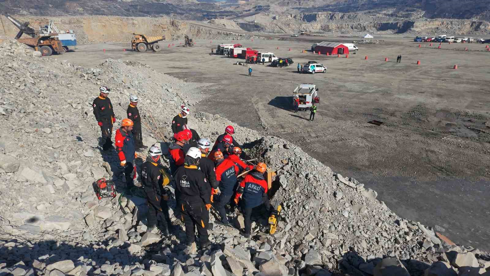 Soma’da maden ocağında gerçeğini aratmayan heyelan tatbikatı
