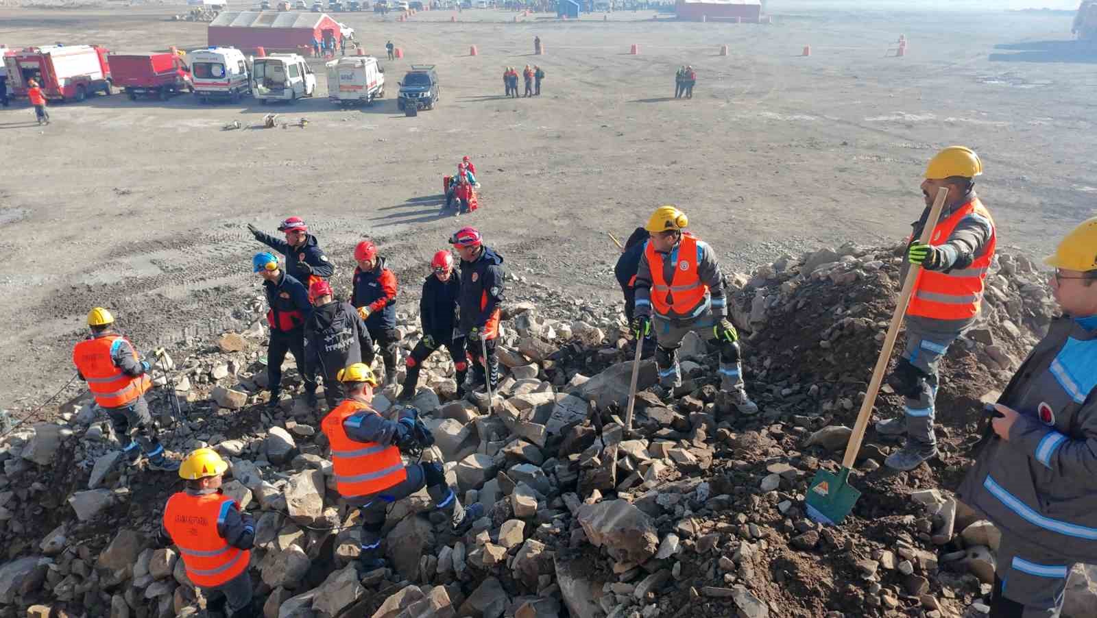 Soma’da maden ocağında gerçeğini aratmayan heyelan tatbikatı
