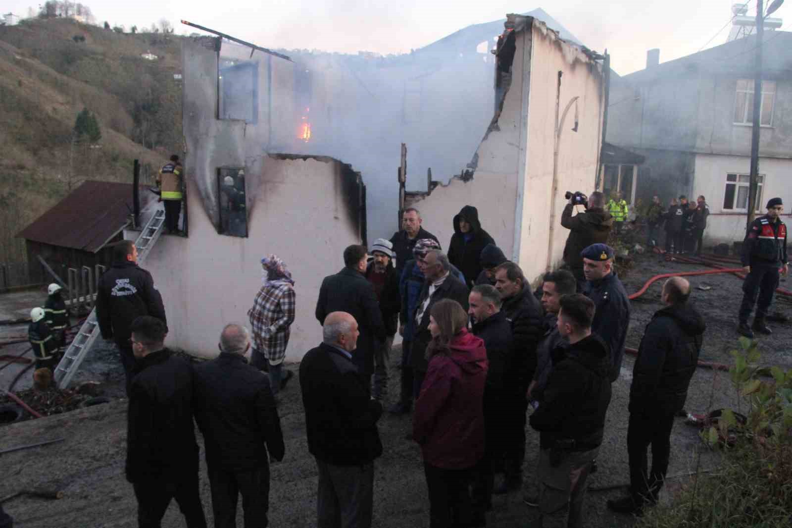 Ordu’da yangın: 94 yaşındaki kadın hayatını kaybetti, 2 ev tamamen yandı
