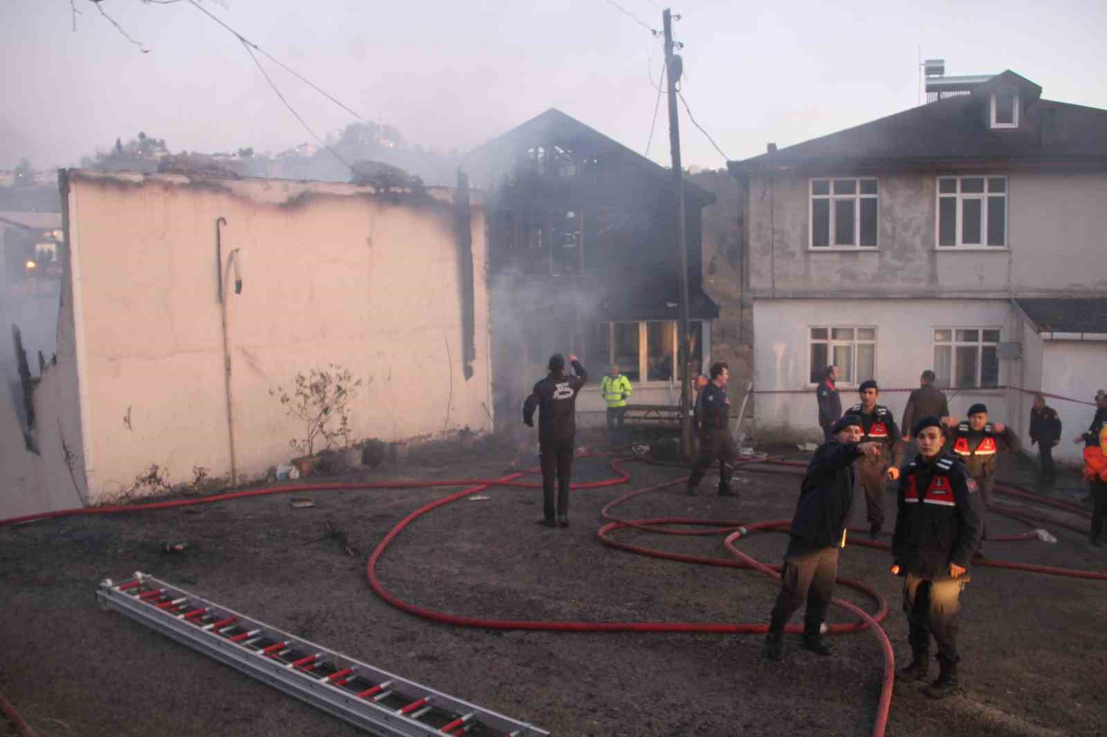 Ordu’da yangın: 94 yaşındaki kadın hayatını kaybetti, 2 ev tamamen yandı
