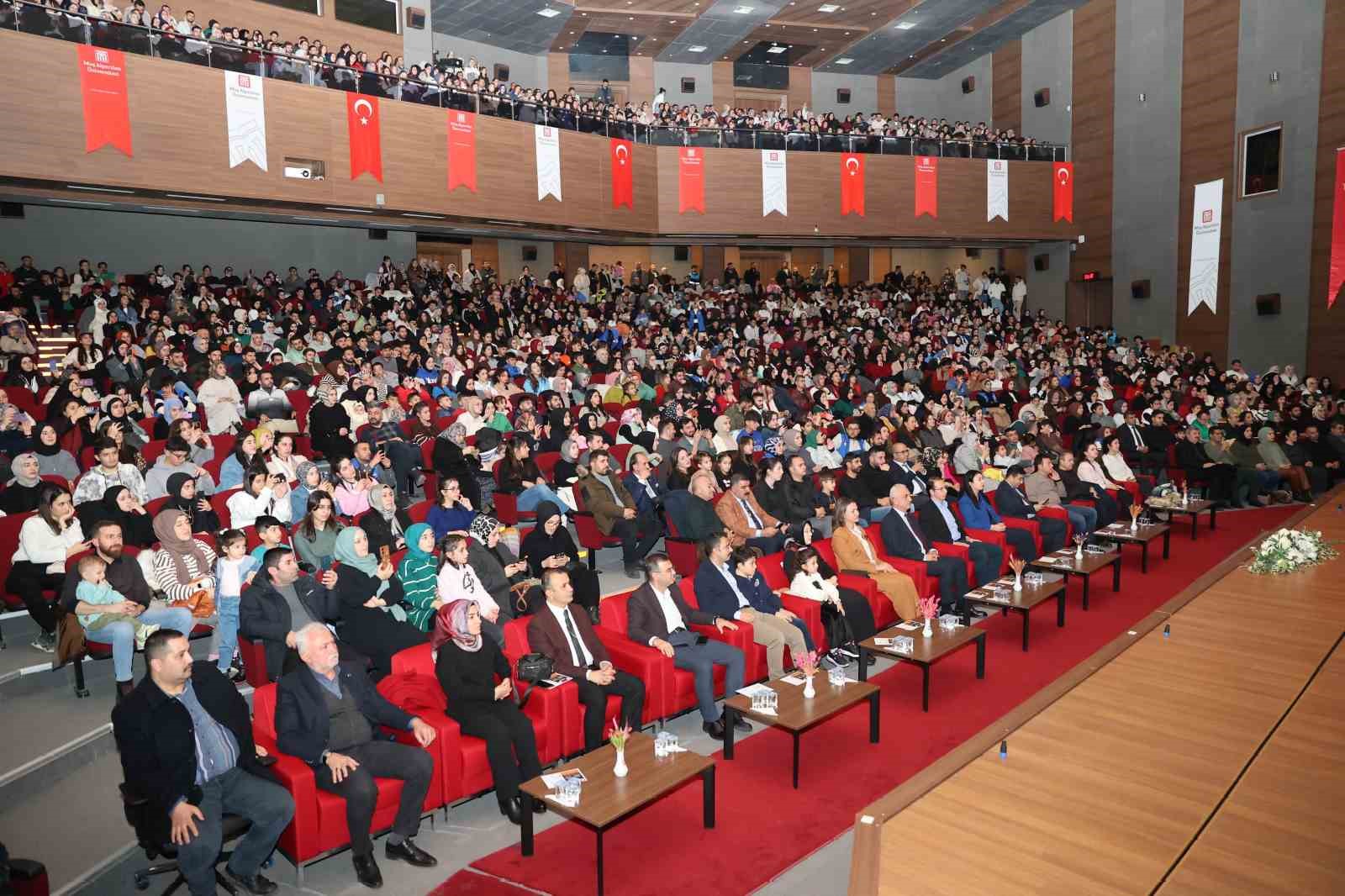 ‘Gençlik Merkezi Türk Müziği Korosu’ndan muhteşem konser
