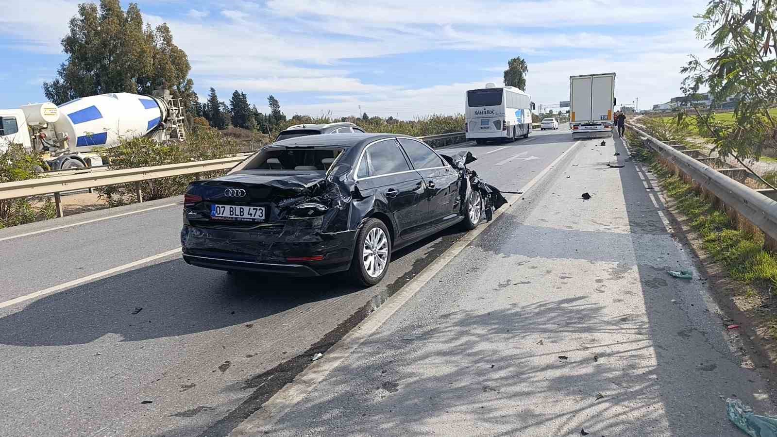 Tırın önünde sürüklenen araçtan burunları bile kanamadan çıktılar
