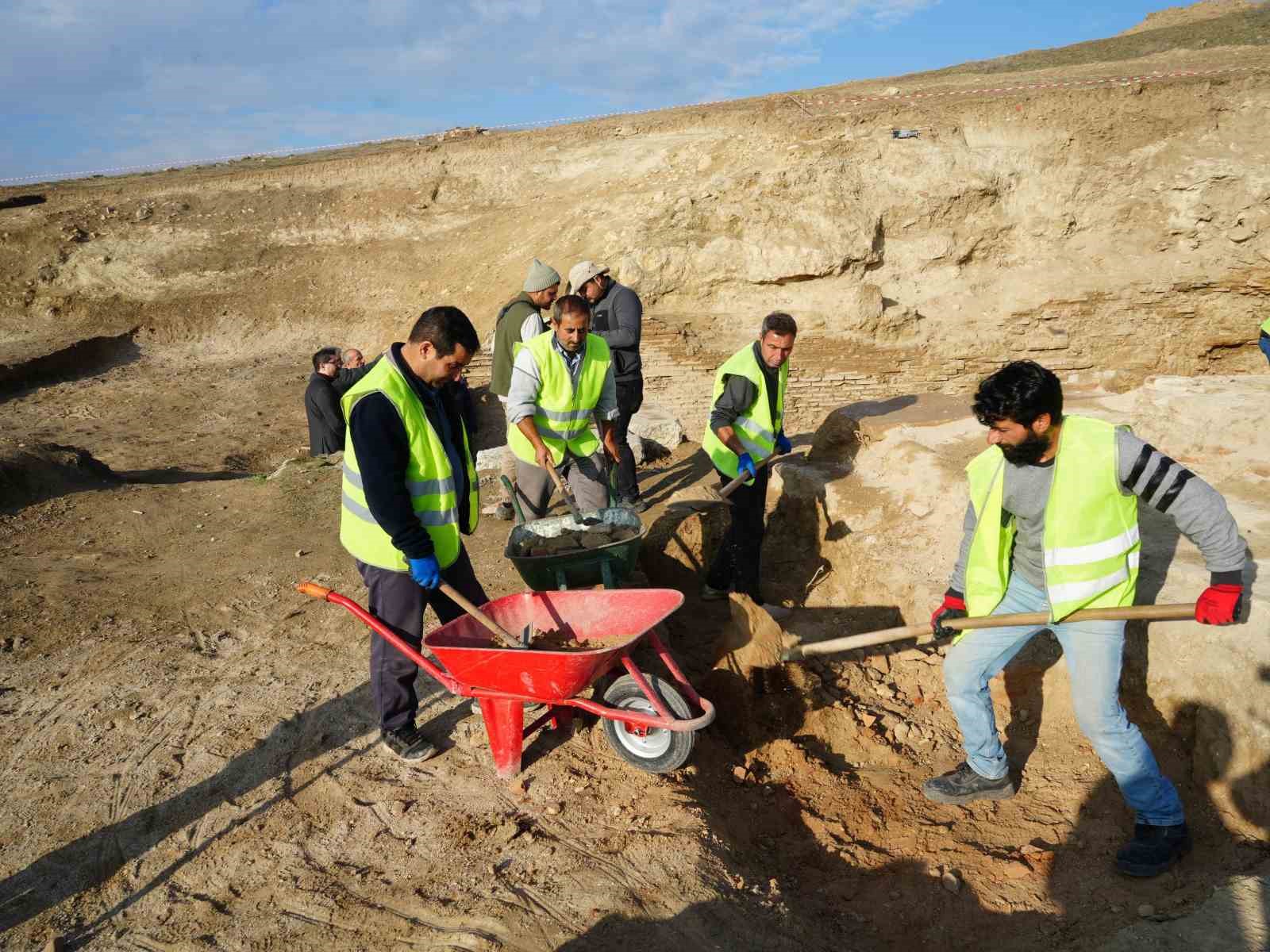 Pompeiopolis’te heyecanlandıran keşif: Afrodit heykelleri bulundu
